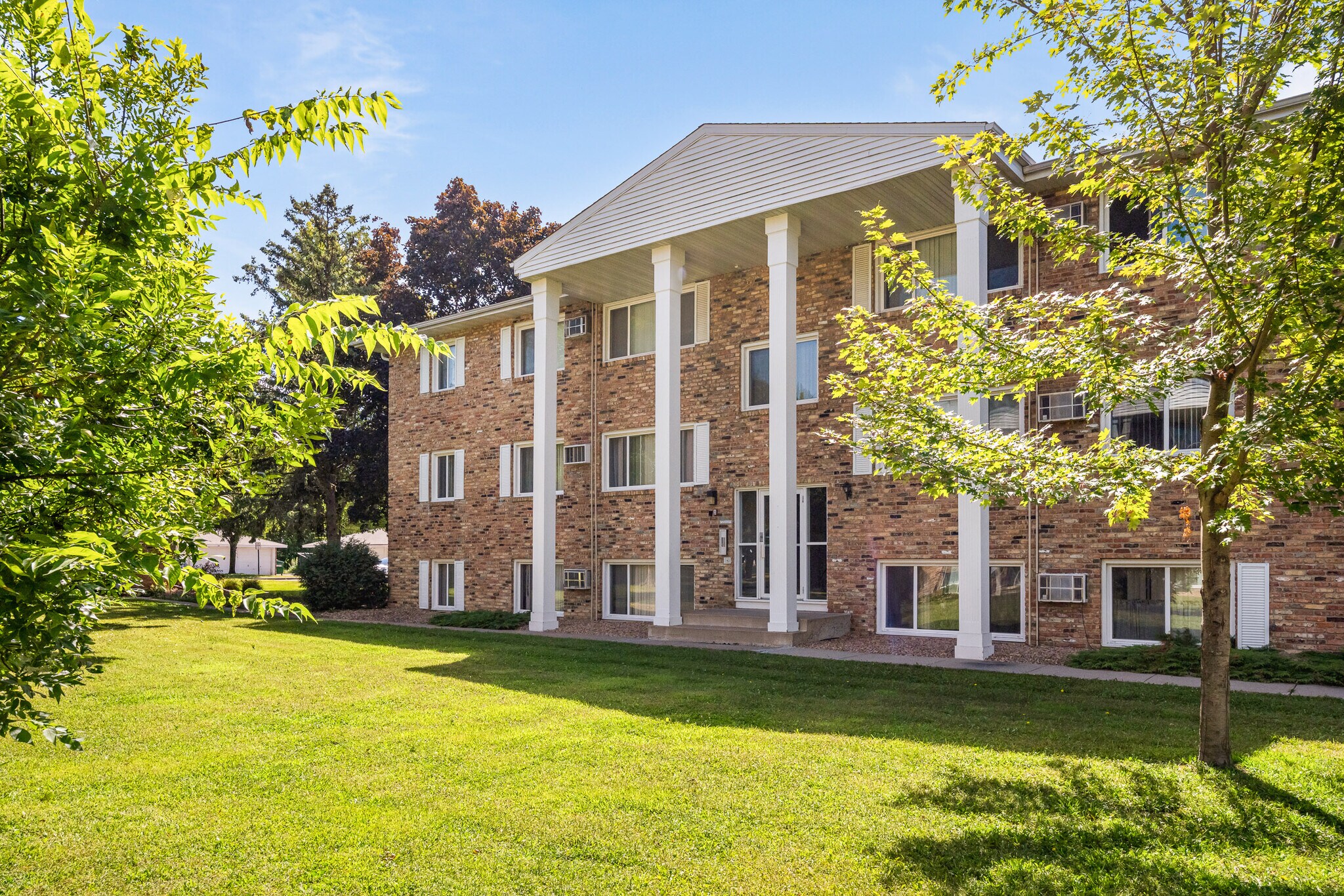 5930-5950 W Broadway Ave, Minneapolis, MN à vendre Photo du bâtiment- Image 1 de 13