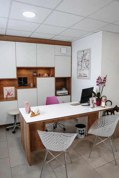 Multifamily in LUYNES for sale - Interior Photo - Image 2 of 4