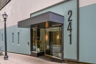 241 Peachtree St NE, Atlanta, GA à louer Photo du bâtiment- Image 1 de 20
