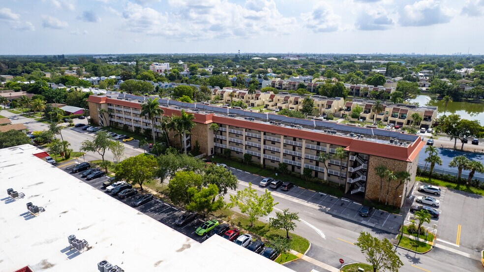 1700 NW 58th Ter, Sunrise, FL à vendre - Photo du bâtiment - Image 2 de 9