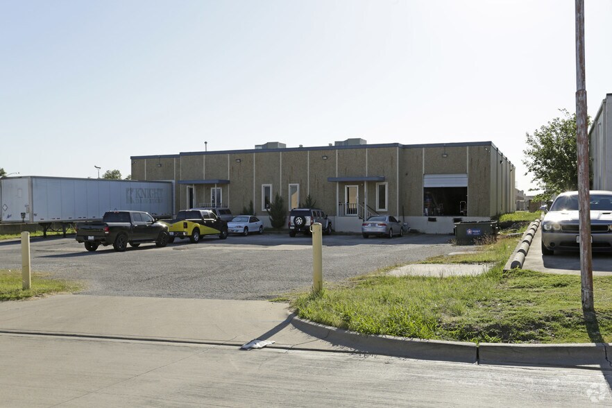 320-322 International Pky, Arlington, TX for lease - Primary Photo - Image 1 of 21