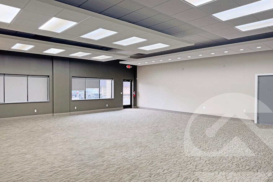 32535-32553 Schoolcraft Rd, Livonia, MI à louer - Photo du bâtiment - Image 2 de 5