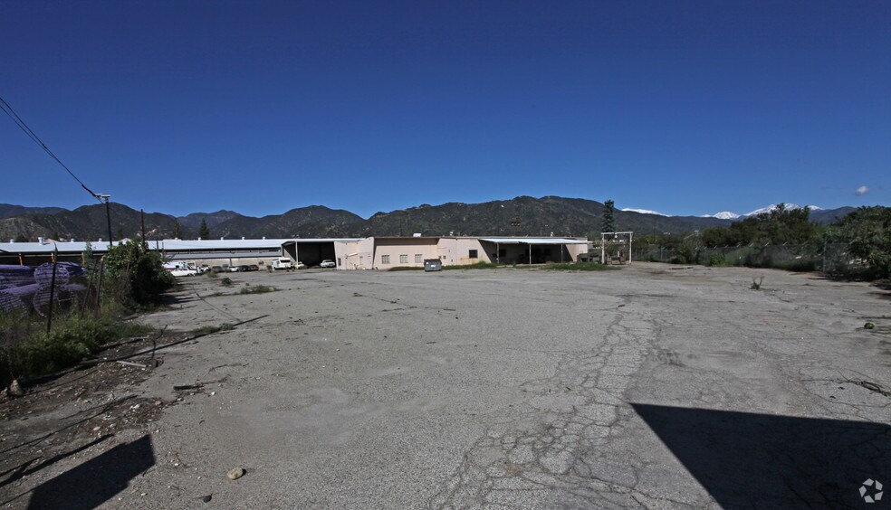 501 W Foothill Blvd, Azusa, CA à louer - Photo du bâtiment - Image 2 de 7