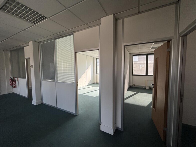 Office in Colombes for lease - Interior Photo - Image 2 of 4