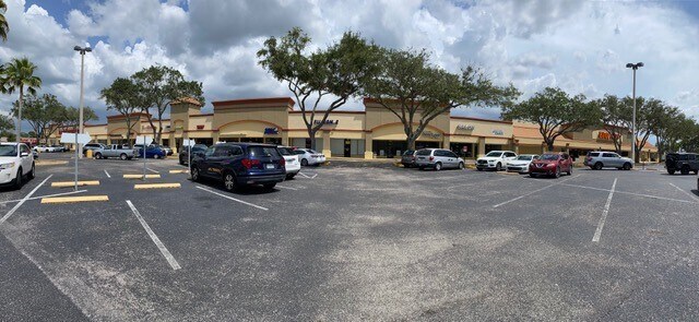 2398 Commercial Way, Spring Hill, FL à louer - Photo du bâtiment - Image 3 de 11