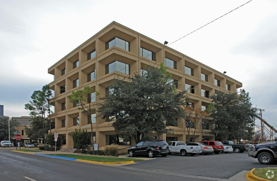 601 N Marienfeld St, Midland, TX à louer - Photo du bâtiment - Image 3 de 11
