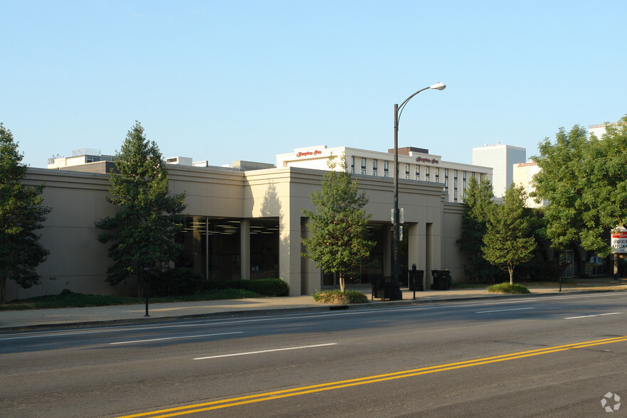 204 E Market St, Louisville, KY for lease - Building Photo - Image 3 of 6