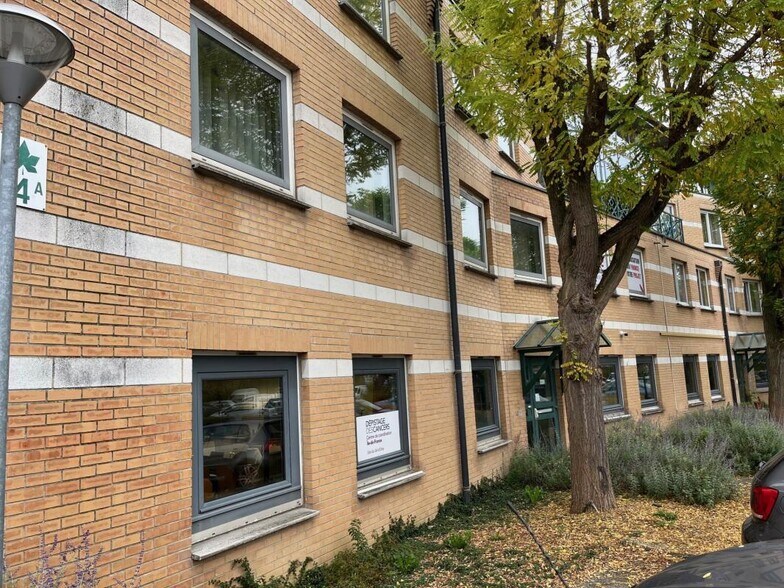 Avenue Du Centaure, Cergy for sale - Building Photo - Image 2 of 14