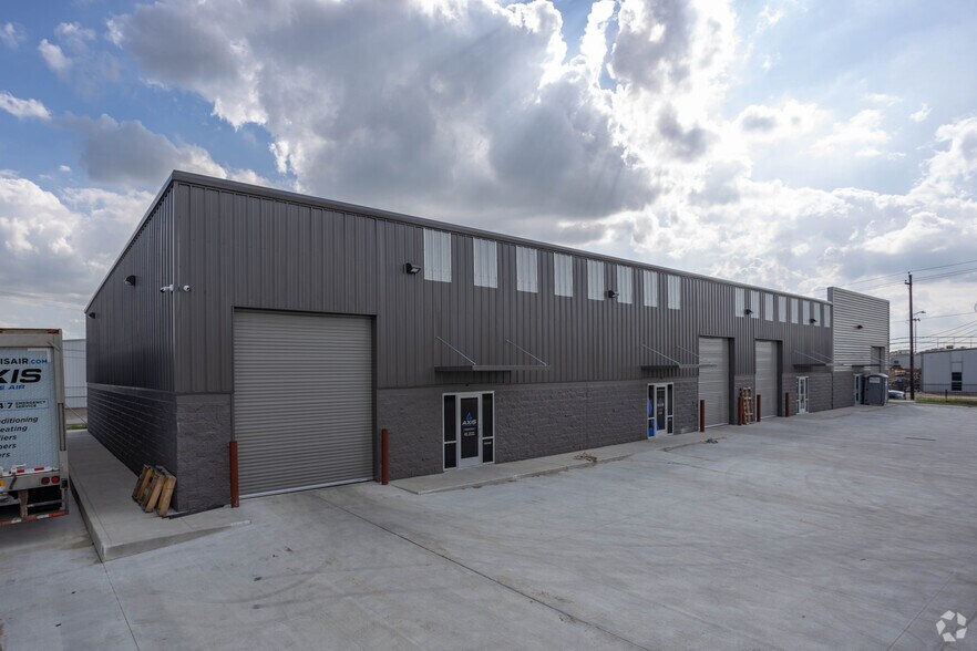 8918 Winkler Dr, Houston, TX à louer - Photo du bâtiment - Image 2 de 5