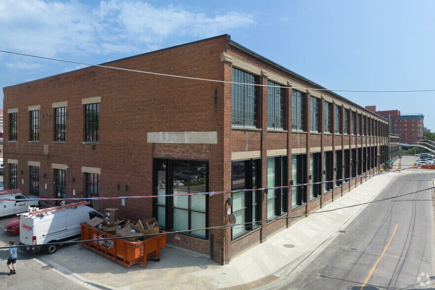 213 Sterling Rd, Toronto, ON à louer - Photo du bâtiment - Image 2 de 6