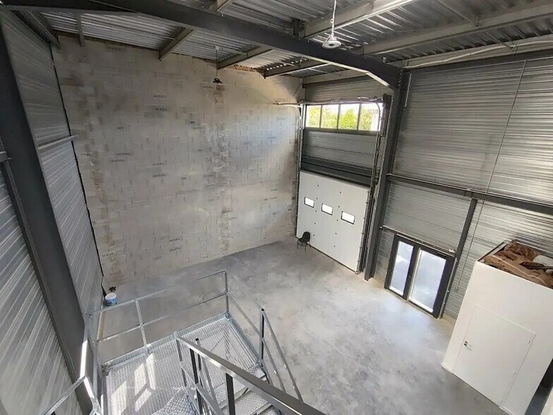 Flex dans Bourgoin-Jallieu à louer - Photo du bâtiment - Image 1 de 9