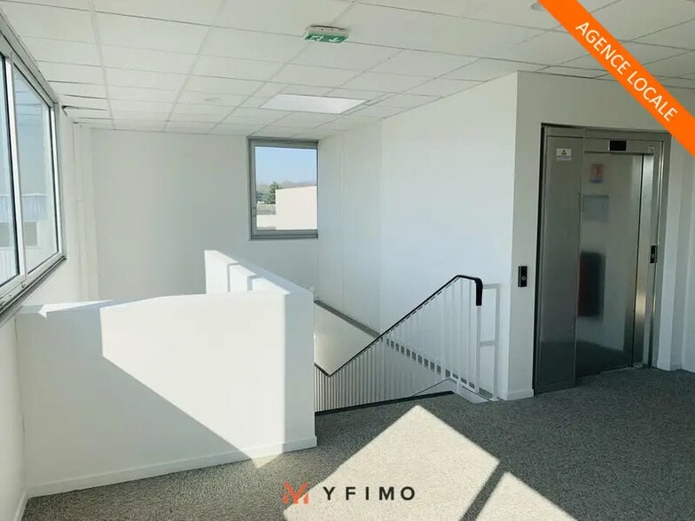 Office in Orgeval for lease - Interior Photo - Image 1 of 4