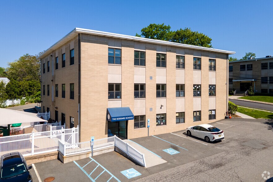 120 Charlotte Pl, Englewood Cliffs, NJ à louer - Photo du bâtiment - Image 2 de 3