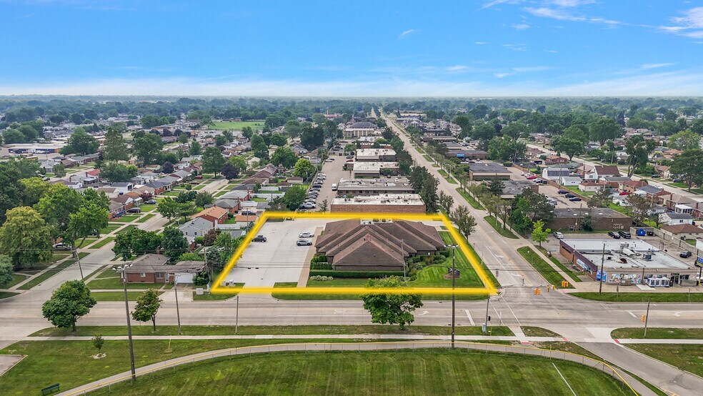 25990 Kelly Rd, Roseville, MI à louer - Photo du bâtiment - Image 3 de 3