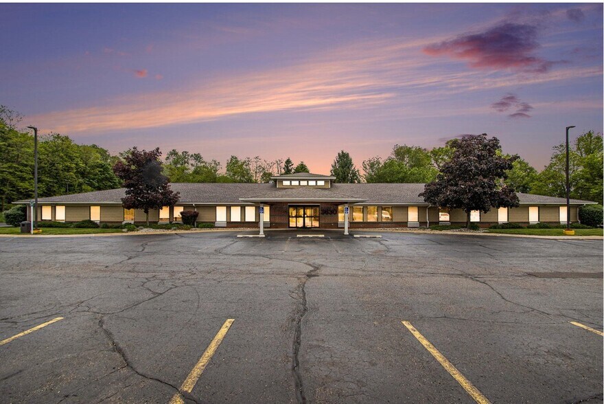 3630 Capital Ave SW, Battle Creek, MI à vendre - Photo du bâtiment - Image 2 de 36