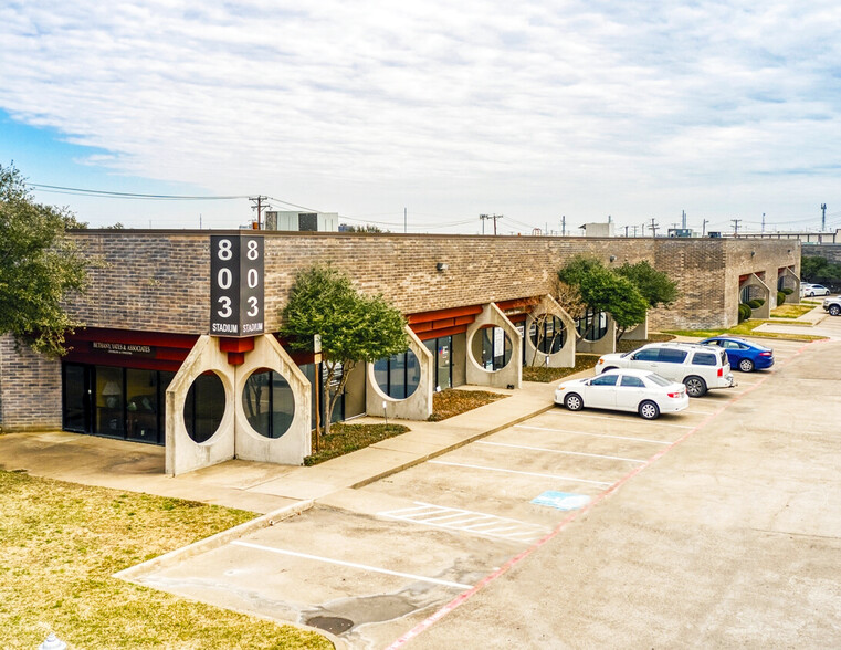 803 Stadium Dr, Arlington, TX for lease - Building Photo - Image 1 of 4