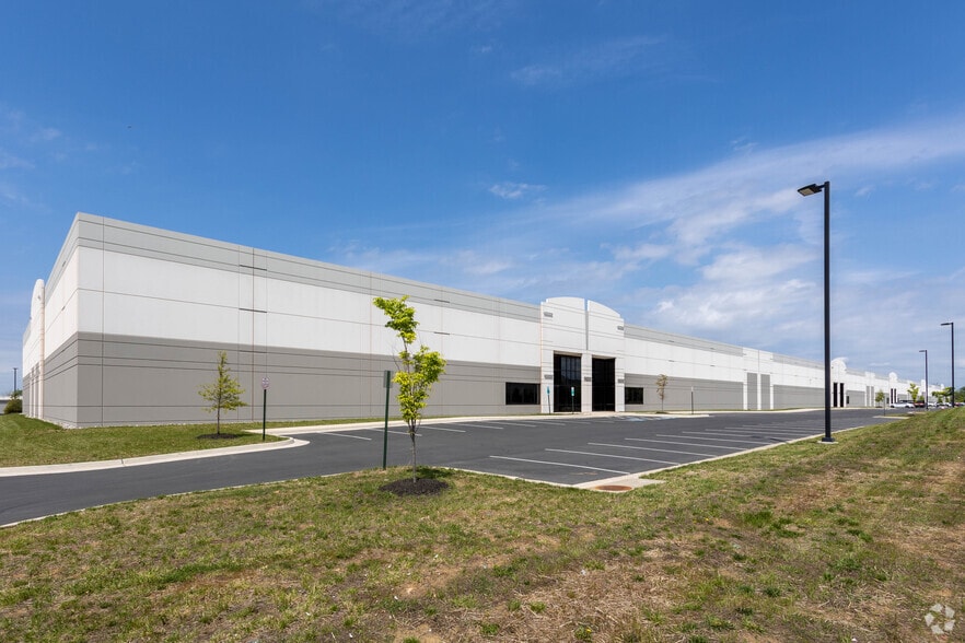 23011 Ladbrook Dr, Sterling, VA for lease - Building Photo - Image 2 of 17
