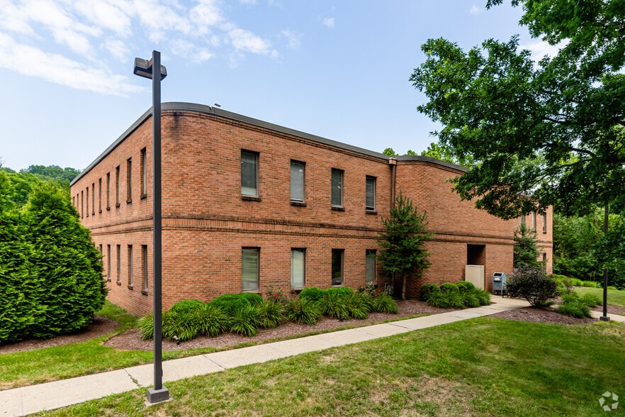 2550 Boyce Plaza Rd, Pittsburgh, PA for lease - Primary Photo - Image 1 of 7