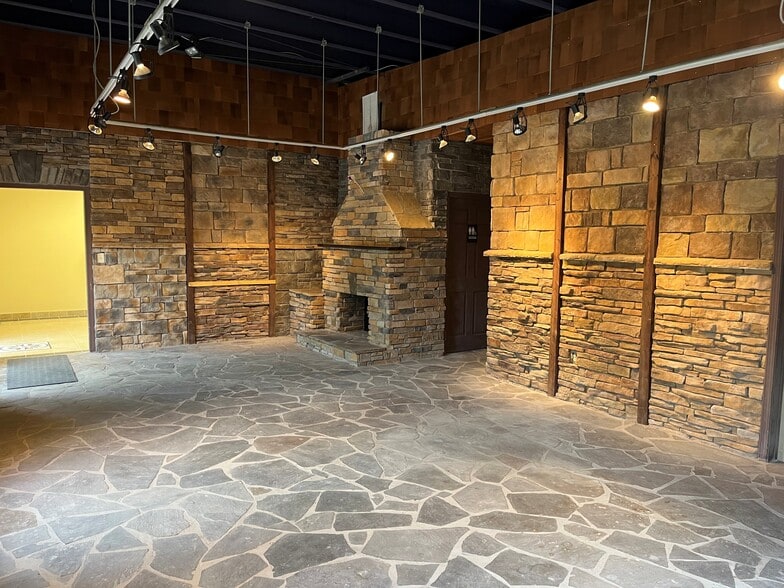 121 Holt Industrial Cir, Acworth, GA for sale - Lobby - Image 2 of 5