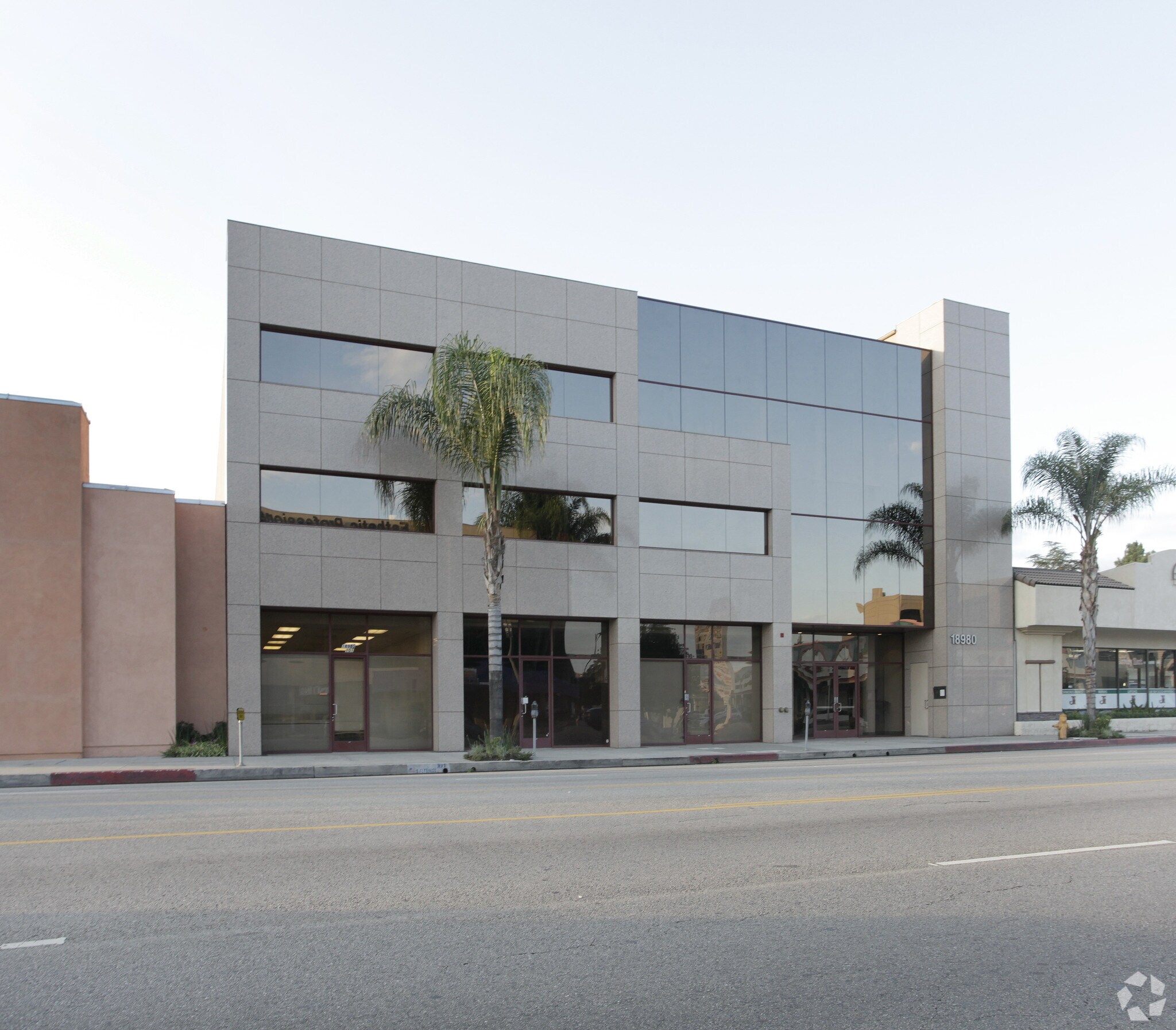 18980 Ventura Blvd, Tarzana, CA for lease Primary Photo- Image 1 of 4