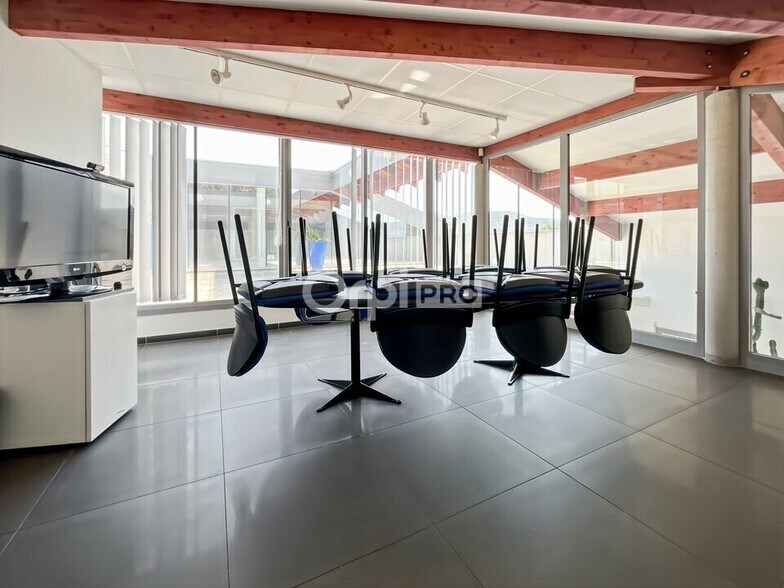 Office in Gémenos for lease - Building Photo - Image 3 of 12