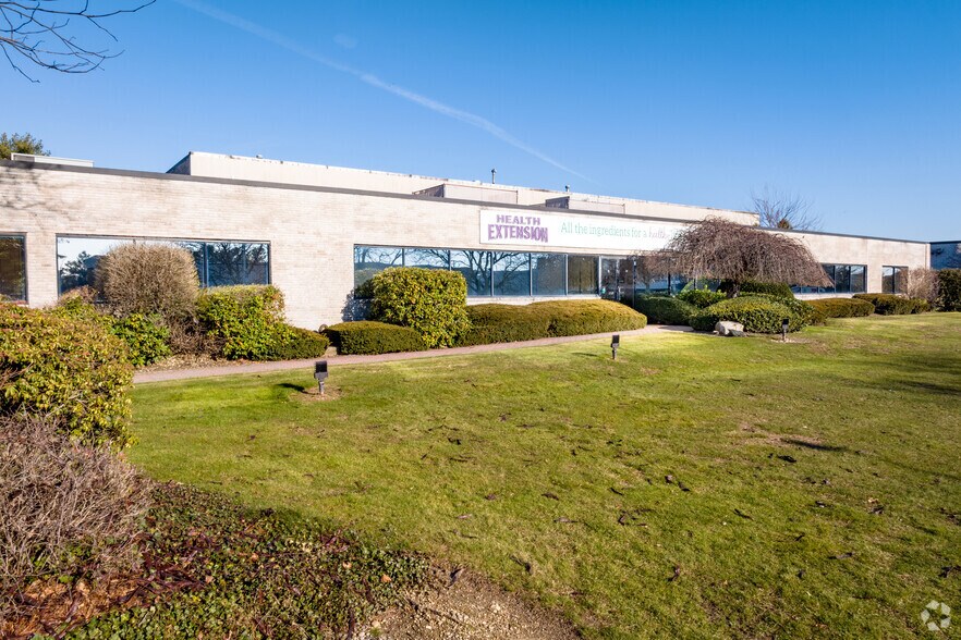 50 Commerce Dr, Hauppauge, NY à louer - Photo du bâtiment - Image 2 de 5