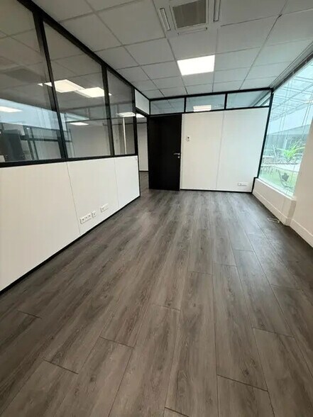 Office in Torcy for lease - Interior Photo - Image 3 of 5