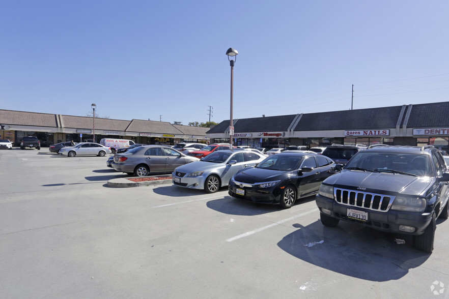 16900 Lakewood Blvd, Bellflower, CA for lease - Primary Photo - Image 1 of 1