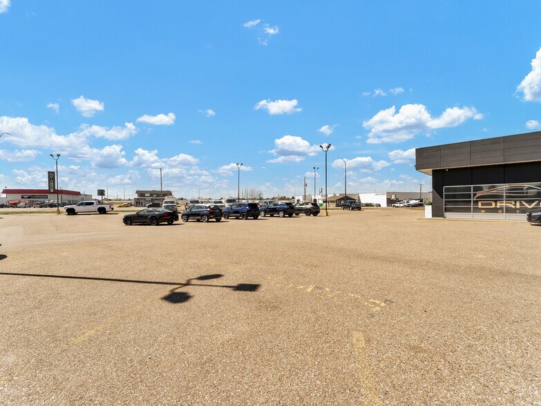 1276 Trans Canada Way SE, Medicine Hat, AB à vendre - Photo du bâtiment - Image 3 de 71