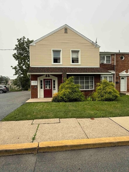 1737 Schoenersville Rd, Bethlehem, PA à vendre - Photo du bâtiment - Image 2 de 8