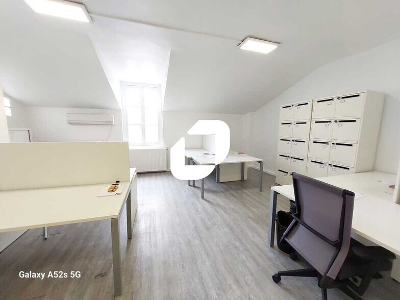Office in Versailles for lease - Interior Photo - Image 1 of 5