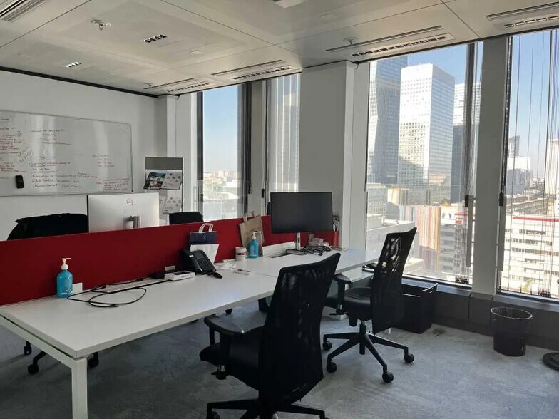 16 Place De L'Iris, Courbevoie à louer - Photo intérieure - Image 3 de 9