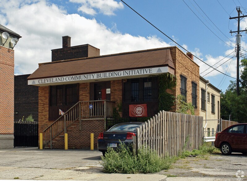 2069 E 36th St, Cleveland, OH à louer - Photo du bâtiment - Image 2 de 3