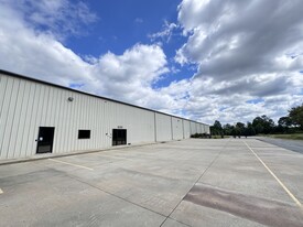 +/- 57,500 SF Industrial Building - Entrepôt