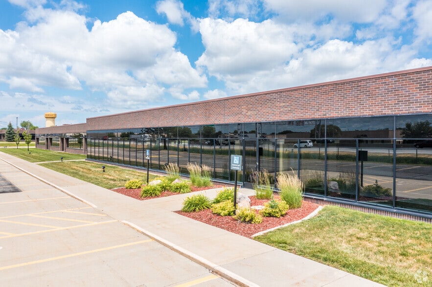 4000-4100 114th St, Urbandale, IA à louer - Photo du bâtiment - Image 1 de 5