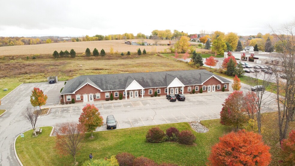 250 Lucius Gordon Dr, West Henrietta, NY à louer - Photo du bâtiment - Image 3 de 11