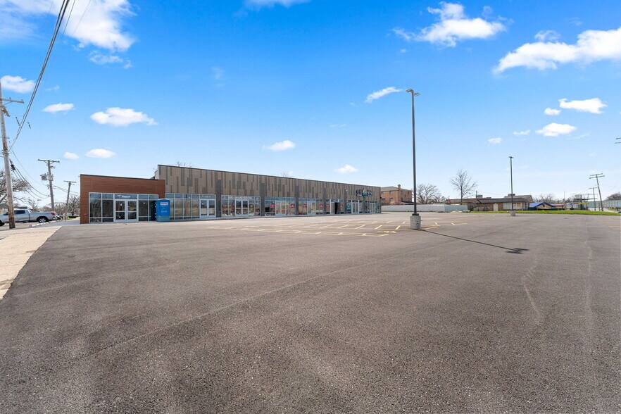 7103 W 111th St, Worth, IL à louer - Photo du bâtiment - Image 3 de 7