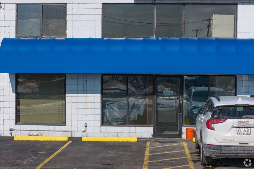 5735 Maelou Dr, Hamburg, NY à louer - Photo du bâtiment - Image 2 de 5