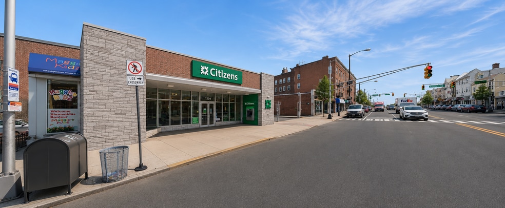 Citizens NNN portfolio of 3 properties for sale on LoopNet.ca - Building Photo - Image 2 of 3