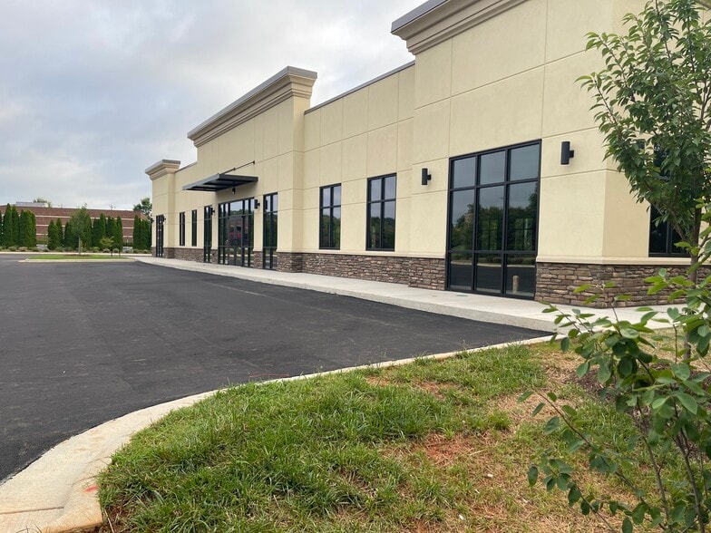 2902 Professional Park Dr, Burlington, NC for lease - Building Photo - Image 2 of 4