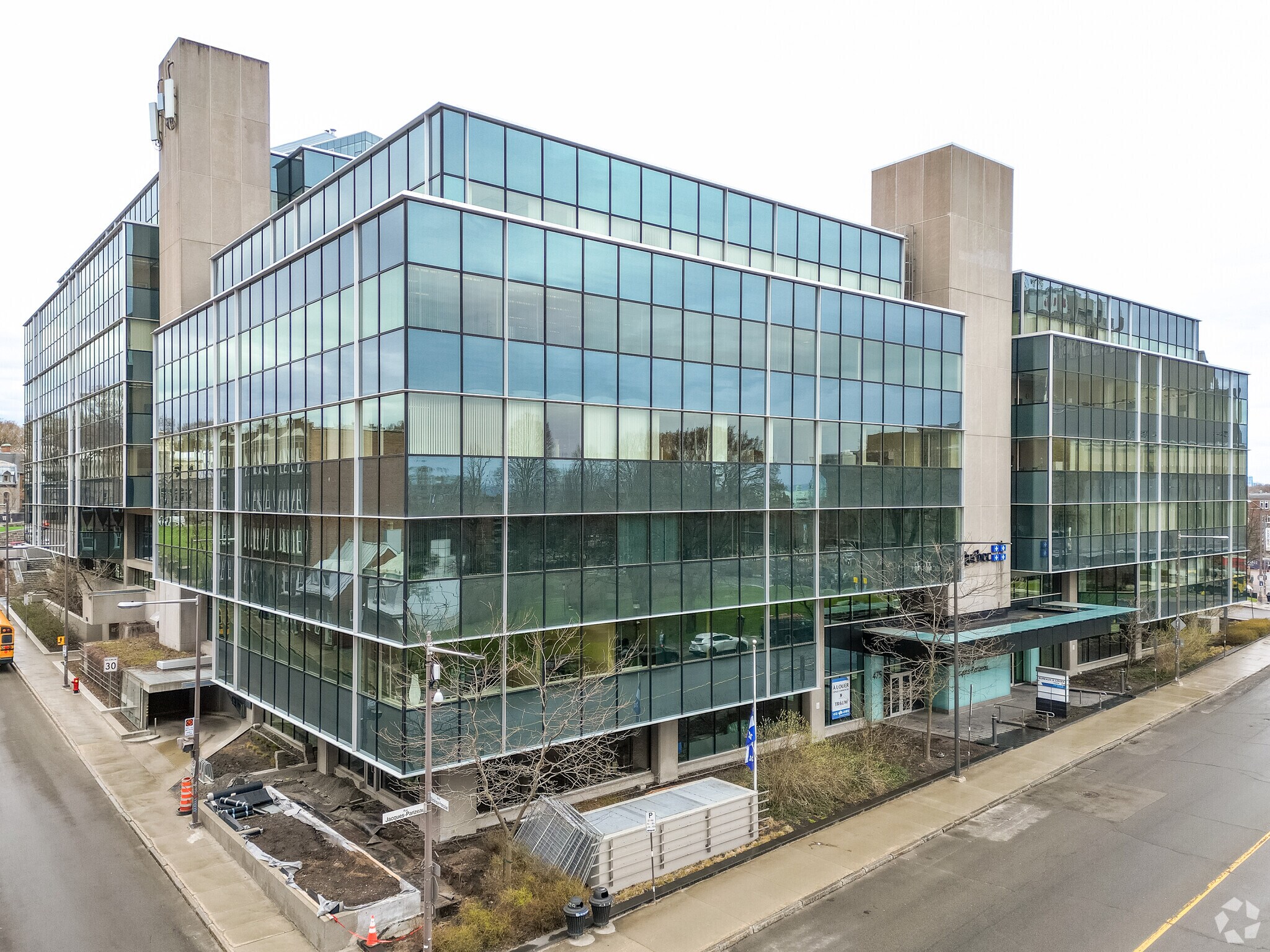 425-475 Rue Jacques-Parizeau, Québec, QC for lease Primary Photo- Image 1 of 7
