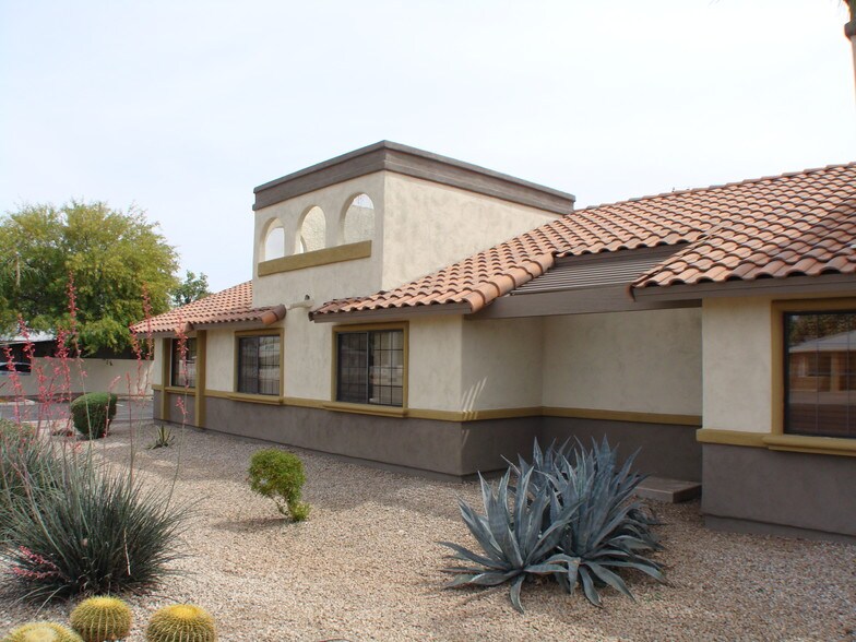 555 W University Dr, Mesa, AZ à louer - Photo du bâtiment - Image 2 de 14