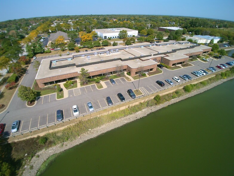 3930 N Ventura Dr, Arlington Heights, IL à louer - Photo du bâtiment - Image 1 de 2