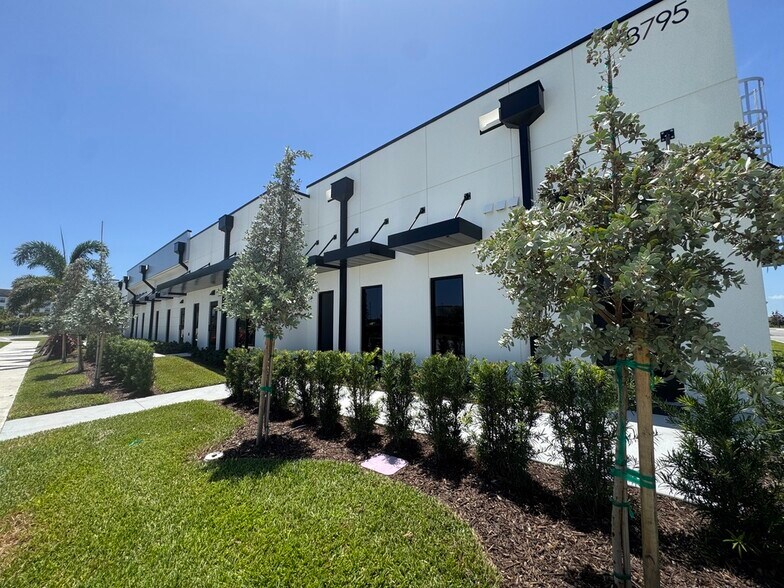 8795 Ivanhoe Drive, Melbourne, FL à louer - Photo du bâtiment - Image 3 de 12