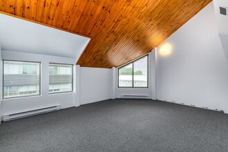 50 Rue Saint-Charles O, Longueuil, QC for lease Interior Photo- Image 2 of 7
