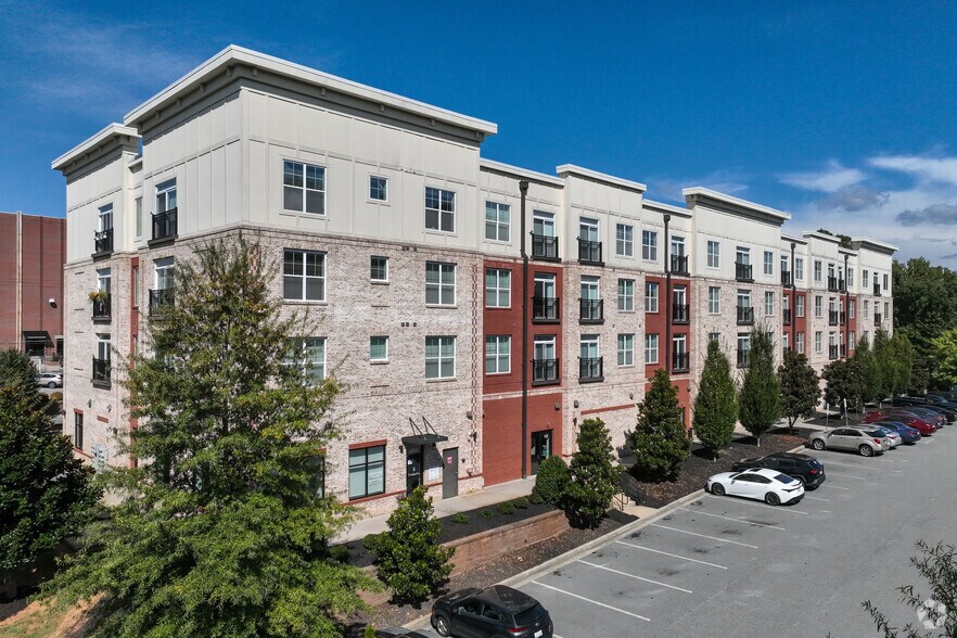 2800 Lawndale Dr, Greensboro, NC à louer - Photo du bâtiment - Image 2 de 6