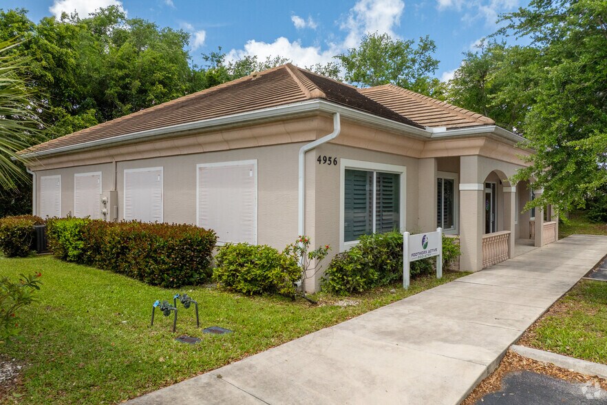 4954-4956 Royal Gulf Cir, Fort Myers, FL for sale - Building Photo - Image 2 of 5