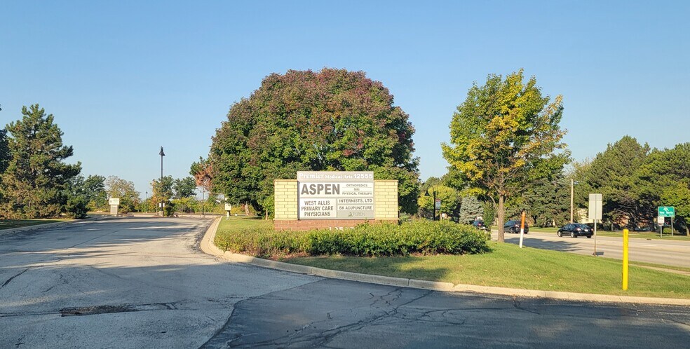 12555 W National Ave, New Berlin, WI à louer - Photo du bâtiment - Image 3 de 10