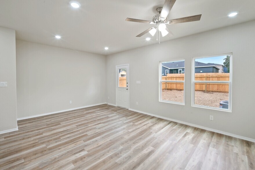 3501 Renfro St, Burleson, TX à vendre - Photo intérieure - Image 2 de 20