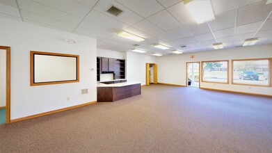 22 Morgan Farms Dr, South Windsor, CT for lease Interior Photo- Image 2 of 5